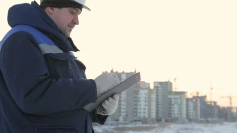 Foreman with tablet at major construction project Video stock 86929872