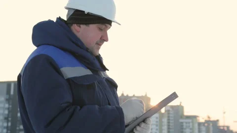 Foreman with tablet at major construction project 库存影片 86929900