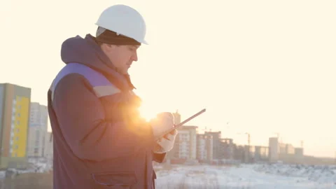 Foreman with tablet at major construction project Video stock 86929907