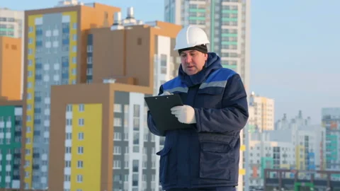 Foreman with tablet at major construction project 스톡 동영상 86929953
