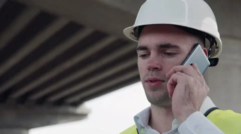 Foreman talking on mobile phone Vídeos de archivo 68651071