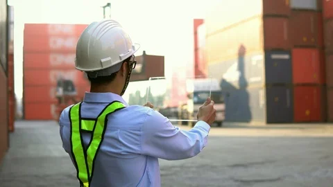 Foreman using display technology Stock Footage 103443200