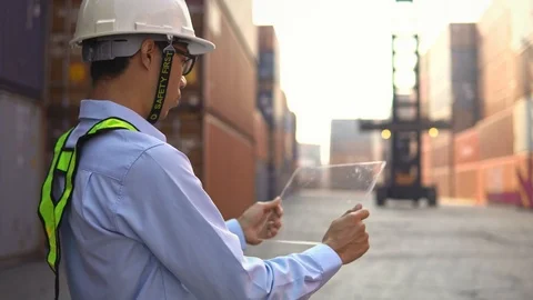 Foreman using display technology Stock Footage 103452239