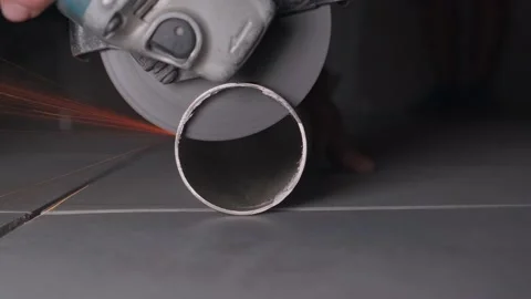 The foreman without gloves uses an angle grinder and cuts the stainless steel Видео 152376669