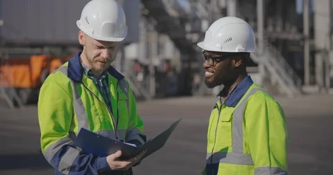 Foremen discussing production plan Stock-Footage 114333617