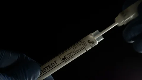 Forensic officer collecting DNA using swab Vidéo 94253194