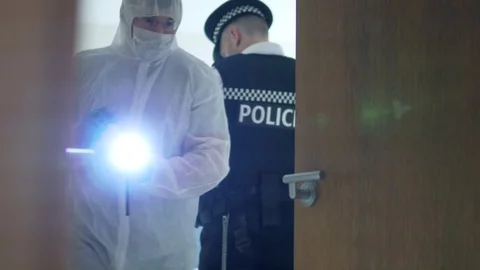 Forensic scientist collecting finger print traces from the door handle Vidéo 110714127