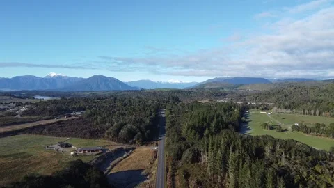 Forest and Mountain Landscape in New Zealand, Drone Panorama Stockbeeldmateriaal 337472300