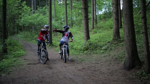 Forest Biking &amp; Friendly Competition 库存影片 39352331