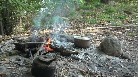 Forest Campfire with Kettle and Clay Pot — Rustic Outdoor Cooking Scene Vidéo 346391586
