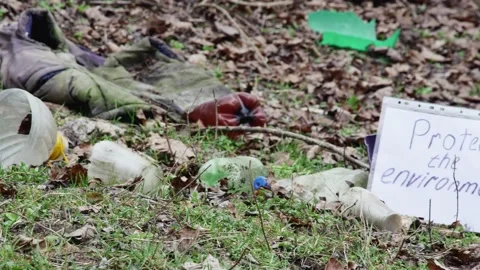 Forest clearing full of rubbish, close-up, the concept of taking care of the Vídeo Stock 236190859