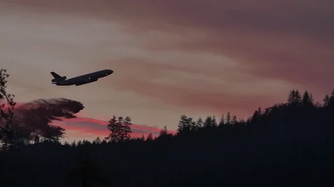 Forest Fire Large Air Tanker Retardant Drop Slow Motion Dusk Stockbeeldmateriaal 74275876