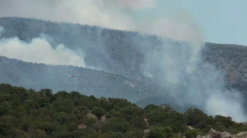 Forest fire mountain helicopter water tanker fly P HD 0452 Vidéo 11241765