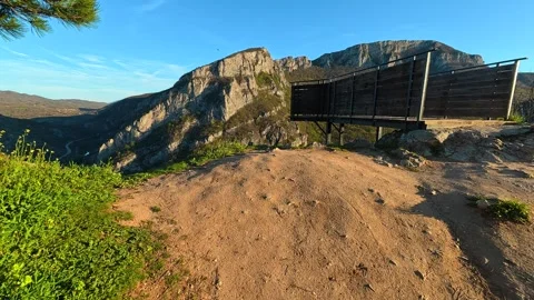 Forest Path to Canyon View - Cinematic POV Passing Trees to Wooden Lookout 4K Vídeo Stock 332613482