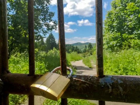 Forest path with revolving gate door and mountain view. Foto stock