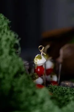 Forest style table setting using moss and green leaves Foto stock