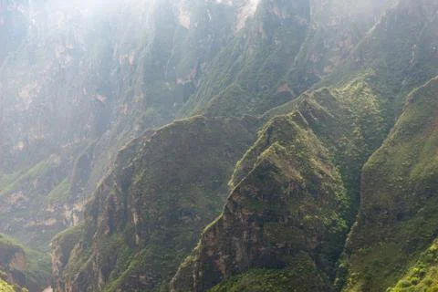 Forested cliffs, hike (2 day tour) to Tiger Leaping Gorge of the Yangtze River Foto stock