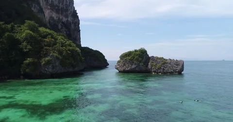 Forested Limestone Rock in Turquoise Thai Sea Vidéo 71298671