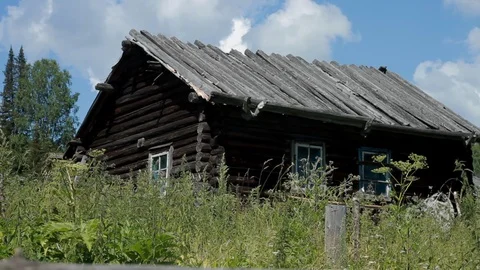 Foresters and elderly live, cut off from civilization, wooden rickety houses Video stock 128163453