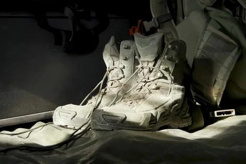 Forester's boots with laces in the foreground, in front of the backpack. Foto stock