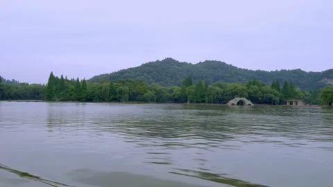 Forests and mountains on both sides of Jianhu scenic spot in Shaoxing 스톡 동영상 139153654