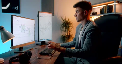 Forex day trader focused on trading  in his office on the computer, stock ch Stockbeeldmateriaal 160978212