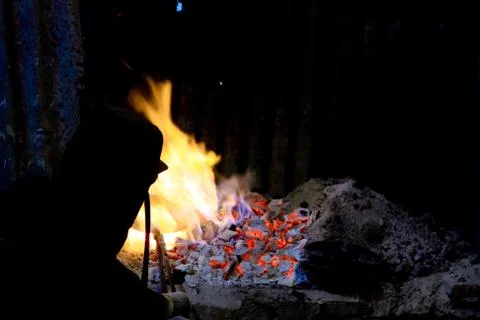 Forge fire in blacksmith's where iron tools are crafted Foto stock