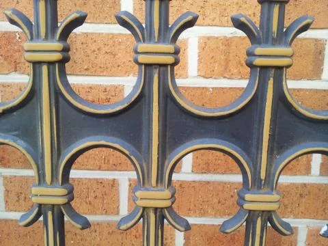 Forged elements of decorative processing of metal fence Foto stock