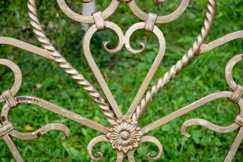 Forged elements on a garden bench in the shape of a heart.Garden wrought iron Foto stock