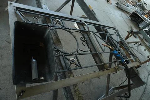 Forged gates created by a master. Stock-Fotos