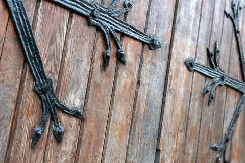 Forged pattern on door with decorative elements. Old vintage entrance, massiv Foto stock