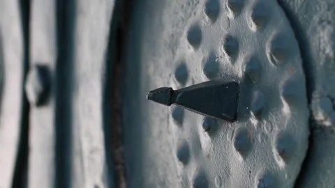 Forged steel shield with a sharp spike Vidéo 334339526
