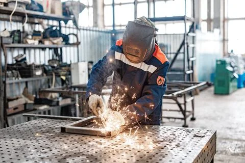 Forging Dreams A Glimpse into the Sparks of Creation in a Rustic Workshop. Foto stock