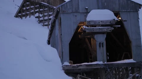 Forgotten old coal mine in svalbard Video stock 48637696