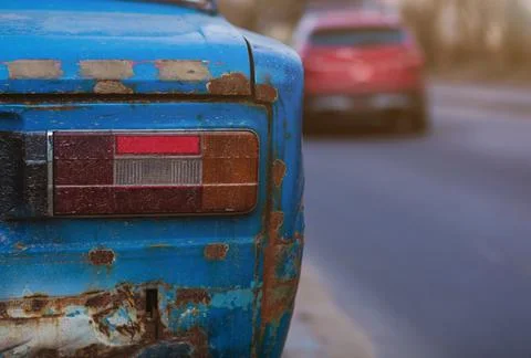 Forgotten rusty car Foto stock