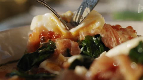 Fork and knife cut benedict toast with salmon and spinach in slow motion Video stock 151297044