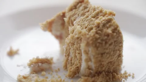 Fork breaks off piece of layered honey cake, showing cream layers and crumbs Vídeos de archivo 340918550
