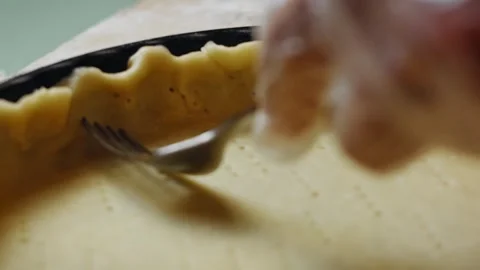 Fork docking raw pastry inside a fluted tart pan, 4K Vídeos de archivo 341118412