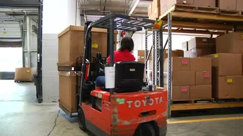 Fork lift sets down large boxes Vidéo 8912465