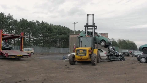 Fork lift truck stacking scrap metal cars in a junk breakers yard Stockbeeldmateriaal 162516780