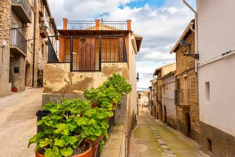 Fork of narrow streets with old stone houses in the town of La Fresneda, Teruel. Stock-Fotos