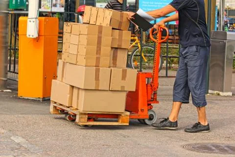 A fork pallet truck stacker with stack of boxes Foto stock