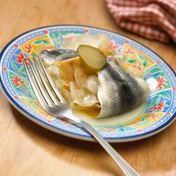 FORK RESTING ON A PLATE OF ROLLMOP HERRING Foto stock