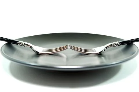 Fork set on empty plate macro photography closeup view Foto stock