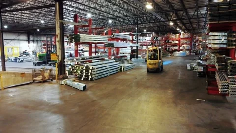 Forklift drives through packed warehouse Video stock 151855141