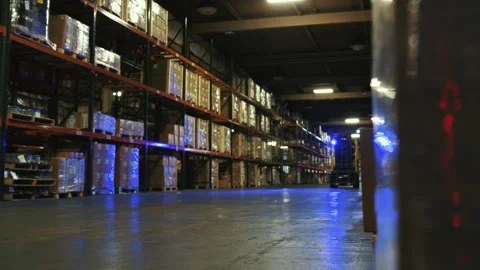 Forklift drives through packed warehouse Video stock 151855204
