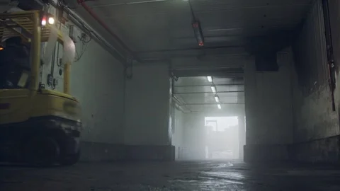 Forklift lifting pallets in a dark cooled warehouse Vidéo 104904099