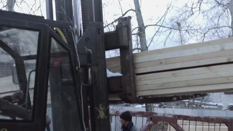 Forklift loader carrying stack of wood planks at sawmill factory yard Vídeo Stock 152021720