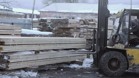 Forklift loader picks up stack of wood planks at sawmill factory yard Vídeo Stock 152021464