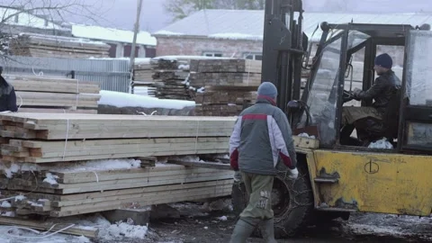 Forklift loader picks up stack of wood boards at sawmill factory yard Vídeo Stock 152021556